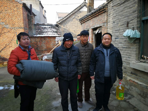 民盟周口市委到淮阳县贫困家庭进行慰问