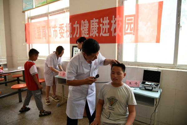 民盟周口市委组织开展“视力健康进校园”活动