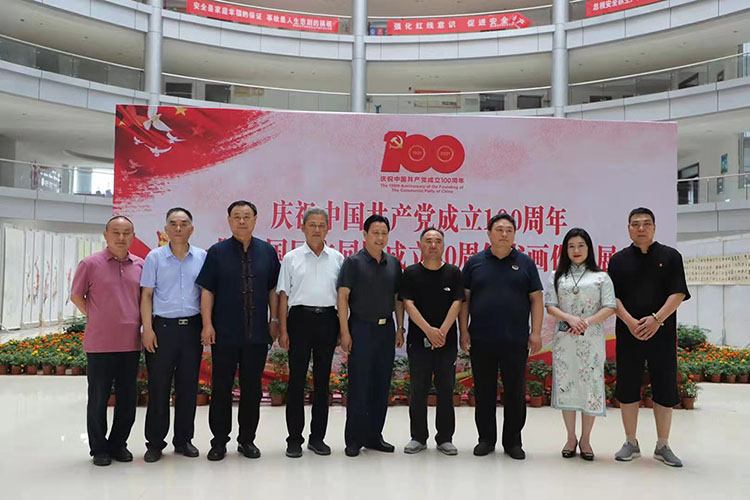 游保峰观看“庆祝建党100周年暨中国民盟成立80周年书画作品展”